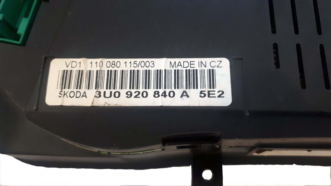 Tacho Skoda Superb 3U0 920 840 A gebraucht Display 100 ok